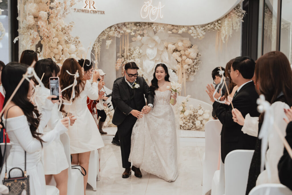 Kinh Nghiệm Chọn Váy Cưới Đẹp: Điều Bạn Cần Biết Khi Đến AP BRIDAL