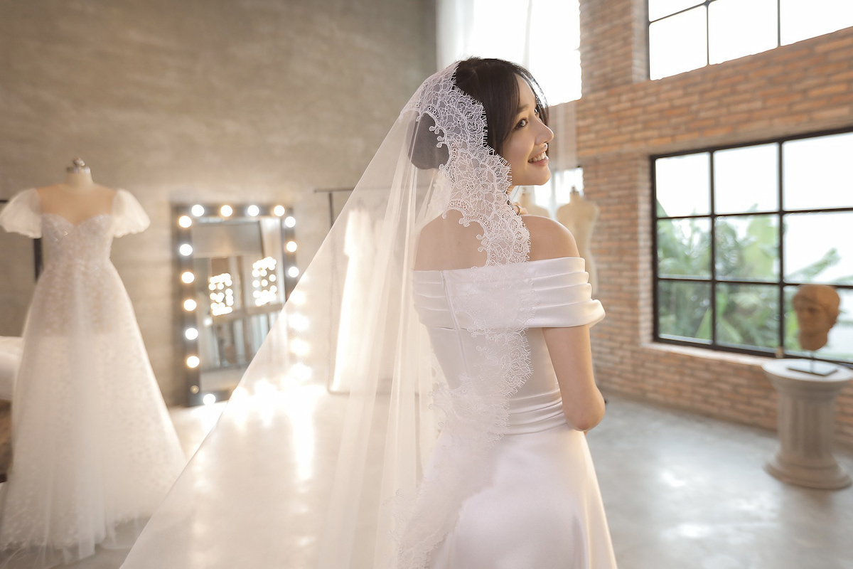 Nên thử váy cưới trước ít nhất 3 tháng